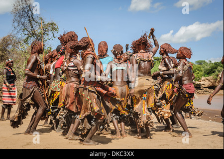 Frauen tanzen bei einem Stier springen Zeremonie. Ein Rite des Durchganges von jungen Männern. Hamer Stamm, Omo-Tal, Äthiopien Stockfoto