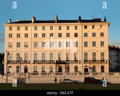 Historische Gebäude am Kingsway in Hove, Brighton vom Hove Rasen gesehen Stockfoto