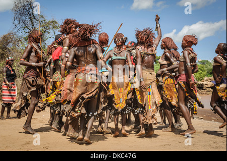 Frauen tanzen bei einem Stier springen Zeremonie. Ein Rite des Durchganges von jungen Männern. Hamer Stamm, Omo-Tal, Äthiopien Stockfoto
