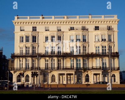 Historische Gebäude am Kingsway in Hove, Brighton vom Hove Rasen gesehen Stockfoto