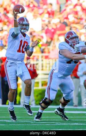 15. Oktober 2011 - Oxford, Mississippi, Vereinigte Staaten von Amerika - Alabama QB AJ McCarron sichert einen Pass über die Mitte während Alabamas 52-7 Sieg über Ole Miss (Credit-Bild: © Hays Collins/Southcreek/ZUMAPRESS.com) Stockfoto