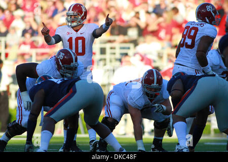 15. Oktober 2011 - Oxford, Mississippi, Vereinigte Staaten von Amerika - Alabama QB AJ McCarron (10) liest der Verteidigung während Alabamas 52-7 Sieg über Ole Miss (Credit-Bild: © Hays Collins/Southcreek/ZUMAPRESS.com) Stockfoto