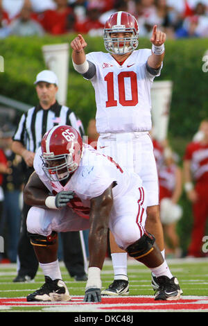 15. Oktober 2011 - Oxford, Mississippi, Vereinigte Staaten von Amerika - Alabama QB AJ McCarron (10) liest der Verteidigung während Alabamas 52-7 Sieg über Ole Miss (Credit-Bild: © Hays Collins/Southcreek/ZUMAPRESS.com) Stockfoto