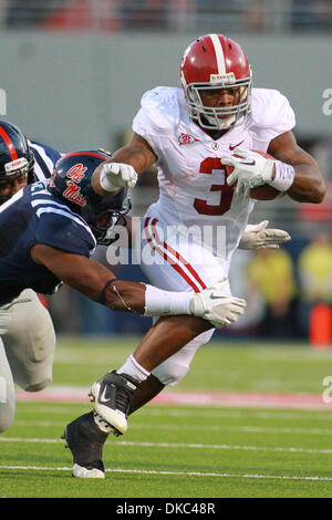 15. Oktober 2011 - Oxford, Mississippi, Vereinigte Staaten von Amerika - Alabama RB Trent Richardson (3) bricht ein Tackling und läuft nach außen während Alabamas 52-7 Sieg über Ole Miss (Credit-Bild: © Hays Collins/Southcreek/ZUMAPRESS.com) Stockfoto