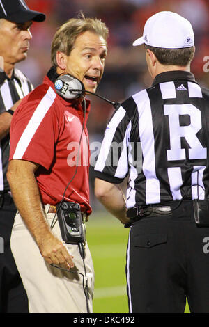 15. Oktober 2011 - Oxford, Mississippi, Vereinigte Staaten von Amerika - Alabama Head Coach Nick Saban argumentiert mit dem Schiedsrichter während Alabamas 52-7 Sieg über Ole Miss (Credit-Bild: © Hays Collins/Southcreek/ZUMAPRESS.com) Stockfoto