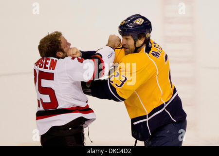 15. Oktober 2011 - bläst Nashville, Tennessee, USA - Nashville Predators rechten Flügel Brian McGrattan (23) und New Jersey Devils rechten Flügel Cam Janssen (25) Austausch in der ersten Periode.  Nashville Predators führen die New Jersey Devils 2: 0 am Ende der ersten Periode in der Bridgestone Arena in Nashville, TN (Credit-Bild: © Allan Wagner/Southcreek/ZUMAPRESS.com) Stockfoto