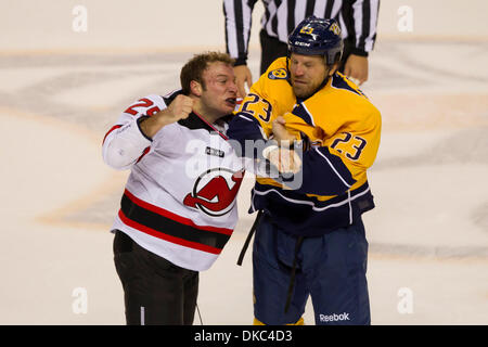 15. Oktober 2011 - bläst Nashville, Tennessee, USA - Nashville Predators rechten Flügel Brian McGrattan (23) und New Jersey Devils rechten Flügel Cam Janssen (25) Austausch in der ersten Periode.  Nashville Predators führen die New Jersey Devils 2: 0 am Ende der ersten Periode in der Bridgestone Arena in Nashville, TN (Credit-Bild: © Allan Wagner/Southcreek/ZUMAPRESS.com) Stockfoto