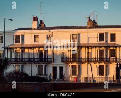 Historische Gebäude auf Kingsway in Hove, Brighton von Hove Rasen gesehen Stockfoto