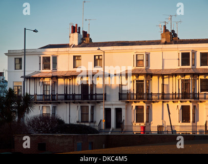 Historische Gebäude auf Kingsway in Hove, Brighton von Hove Rasen gesehen Stockfoto