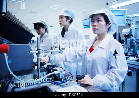 Arbeitnehmer bei kleinen Teilefertigung Fabrik in China Stockfoto