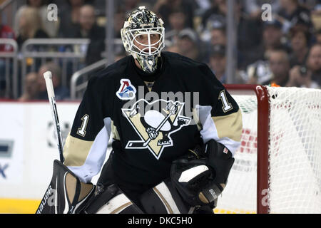 13. Oktober 2011 - Pittsburgh, Pennsylvania, USA - Pittsburgh Torwart Brent Johnson (1) während der ersten Periode gegen Washington.  Die Washington Capitals besiegten die Pittsburgh Penguins 3-2 in Überstunden im CONSOL Energy Center in Pittsburgh, Pennsylvania. (Kredit-Bild: © Frank Jansky/Southcreek/ZUMAPRESS.com) Stockfoto