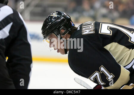 13. Oktober 2011 - bereitet Pittsburgh, Pennsylvania, USA - Pittsburgh Center Evgeni Malkin (71) in der ersten Zeit gegen Washington zu einem Faceoff.  Die Washington Capitals besiegten die Pittsburgh Penguins 3-2 in Überstunden im CONSOL Energy Center in Pittsburgh, Pennsylvania. (Kredit-Bild: © Frank Jansky/Southcreek/ZUMAPRESS.com) Stockfoto