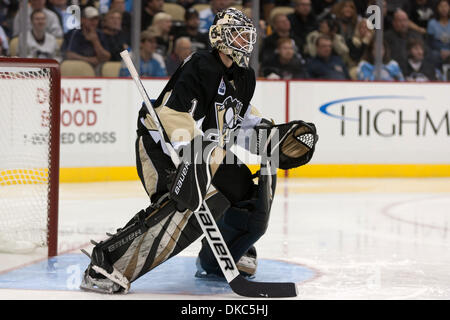 13. Oktober 2011 - Pittsburgh, Pennsylvania, USA - Pittsburgh Torwart Brent Johnson (1) während der dritten Periode gegen Washington.  Die Washington Capitals besiegten die Pittsburgh Penguins 3-2 in Überstunden im CONSOL Energy Center in Pittsburgh, Pennsylvania. (Kredit-Bild: © Frank Jansky/Southcreek/ZUMAPRESS.com) Stockfoto
