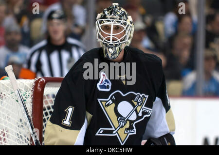 13. Oktober 2011 - Pittsburgh, Pennsylvania, USA - Pittsburgh Torwart Brent Johnson (1) während der dritten Periode gegen Washington.  Die Washington Capitals besiegten die Pittsburgh Penguins 3-2 in Überstunden im CONSOL Energy Center in Pittsburgh, Pennsylvania. (Kredit-Bild: © Frank Jansky/Southcreek/ZUMAPRESS.com) Stockfoto