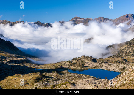 Blick vom Hourquette Forschungsreaktors in La Reserva Natural de Néouvielle, Pyrenäen, Frankreich. Stockfoto