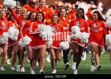 15. Oktober 2011 - Bowling Green, Ohio, USA - The Bowling Green Cheerleader führen ihre Fußballmannschaft auf das Feld vor dem Start des Spiels.  Toledo Rockets, der Mid-American Conference West Division, besiegte die Bowling Green Falcons, der MAC East Division, 28-21 in der konstituierenden Spiel für die "Schlacht von i-75 '' Trophy im Doyt Perry Stadium in Bowling Green, Ohio. ( Stockfoto