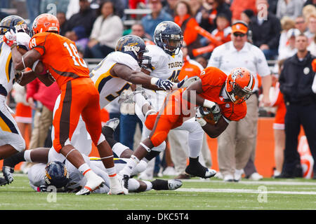 15. Oktober 2011 - Bowling Green, Ohio, USA - Bowling Green Runningback Anthon Samuel (6) von Toledo Verteidigern im ersten Quartal Spielaktion ausgelöst werden.  Toledo Rockets, der Mid-American Conference West Division, besiegte die Bowling Green Falcons, der MAC East Division, 28-21 in der konstituierenden Spiel für die "Schlacht von i-75 '' Trophäe Doyt Perry Stadium in Bowling Gree Stockfoto