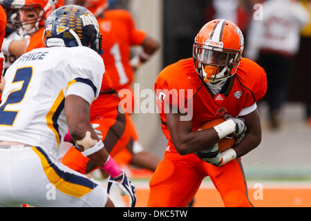 15. Oktober 2011 - bereitet Bowling Green, Ohio, USA - Bowling Green Runningback Anthon Samuel (6) läuft mit dem Ball als Toledo Cornerback Taikwon Paige (2), der Anschlag im zweiten Quartal Spielaktion zu machen.  Toledo Rockets, der Mid-American Conference West Division, besiegte die Bowling Green Falcons, der MAC East Division, 28-21 in der konstituierenden Spiel für die "Schlacht von Stockfoto