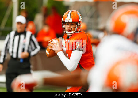 15. Oktober 2011 - sucht Bowling Green, Ohio, USA - Bowling Green Quarterback Matt Schilz (7) eine offene Empfänger Down-Feld im zweiten Quartal Spielaktion.  Toledo Rockets, der Mid-American Conference West Division, besiegte die Bowling Green Falcons, der MAC East Division, 28-21 in der konstituierenden Spiel für die "Schlacht von i-75 '' Trophäe Doyt Perry Stadium in Bowling Gr Stockfoto