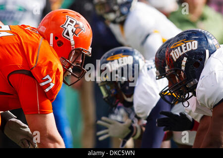 15. Oktober 2011 - Bowling Green, Ohio, USA - Bowling Green Center Linien Chip Robinson (71) bis gegen die Toledo Verteidigungslinie im zweiten Quartal Spielaktion.  Toledo Rockets, der Mid-American Conference West Division, besiegte die Bowling Green Falcons, der MAC East Division, 28-21 in der konstituierenden Spiel für die "Schlacht von i-75 '' Trophäe Doyt Perry Stadium in Bowling Stockfoto