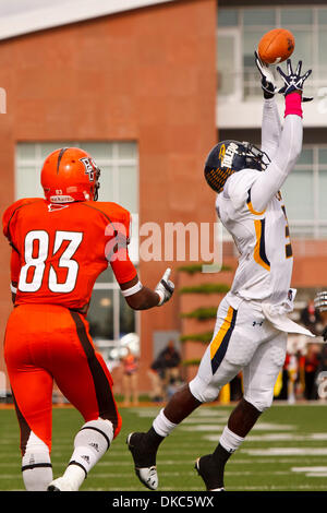 15. Oktober 2011 - springt Bowling Green, Ohio, USA - Toledo Cornerback Desmond Marrow hoch in die Luft für einen Pass für Bowling Green Wide Receiver Shaun Joplin (83) bestimmt im zweiten Quartal Spielaktion.  Toledo Rockets, der Mid-American Conference West Division, besiegte die Bowling Green Falcons, der MAC East Division, 28-21 in der konstituierenden Spiel für die "Schlacht von ich- Stockfoto