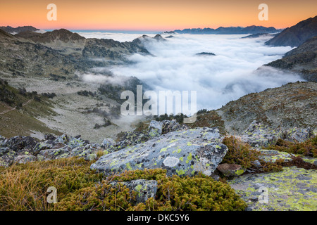 Blick vom Hourquette Forschungsreaktors in La Reserva Natural de Néouvielle, Pyrenäen, Frankreich. Stockfoto