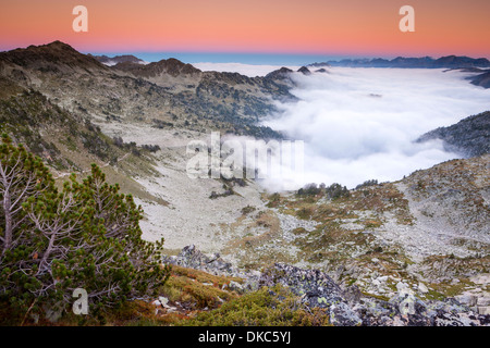 Blick vom Hourquette Forschungsreaktors in La Reserva Natural de Néouvielle, Pyrenäen, Frankreich. Stockfoto