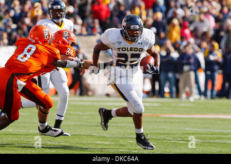 15. Oktober 2011 - versucht Bowling Green, Ohio, USA - Toledo Runningback Morgan Williams (23), die Griffe von Bowling Green Linebacker Paul Swan und defensive Back Cameron Truss (8) zu vermeiden, im vierten Quartal Spielaktion.  Toledo Rockets, der Mid-American Conference West Division, besiegte die Bowling Green Falcons, der MAC East Division, 28-21 in der konstituierenden Spiel für die Stockfoto