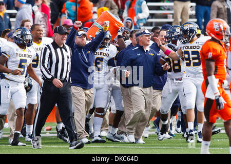 15. Oktober 2011 - Bowling Green, Ohio, USA - Toledo Trainer Tim Beckman auf das Feld am Ende des Spiels nicht bewusst läuft heraus, dass seine Spieler vorbereitet wurden, geben ihm eine Eis-Wasser-Dusche.  Toledo Rockets, der Mid-American Conference West Division, besiegte die Bowling Green Falcons, der MAC East Division, 28-21 in der konstituierenden Spiel für die '' Schlacht Stockfoto