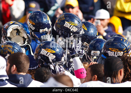 15. Oktober 2011 - Bowling Green, Ohio, USA - Toledo Spieler erhöhen ihre Helme zur Feier ihres Sieges am Ende des Spiels.  Toledo Rockets, der Mid-American Conference West Division, besiegte die Bowling Green Falcons, der MAC East Division, 28-21 in der konstituierenden Spiel für die "Schlacht von i-75 '' Trophy im Doyt Perry Stadium in Bowling Green, Ohio. (Credi Stockfoto