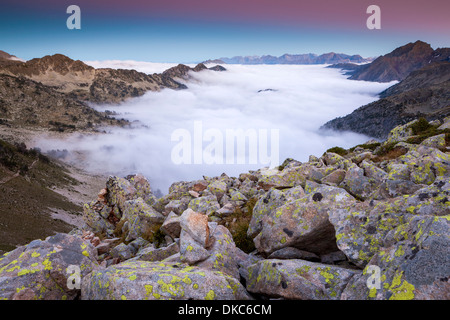 Blick vom Hourquette Forschungsreaktors in La Reserva Natural de Néouvielle, Pyrenäen, Frankreich. Stockfoto