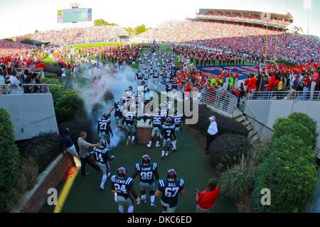 15. Oktober 2011 - Oxford, Mississippi, Vereinigte Staaten von Amerika - The Ole Miss Rebels laufen auf das Spielfeld vor Alabama 52-7 Sieg über Ole Miss (Credit-Bild: © Hays Collins/Southcreek/ZUMAPRESS.com) Stockfoto