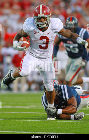 15. Oktober 2011 - Oxford, Mississippi, Vereinigte Staaten von Amerika - Alabama RB Trent Richardson (3) durchbricht der Bewältigung einer Ole Miss Verteidiger während Alabamas 52-7 Sieg über Ole Miss (Credit-Bild: © Hays Collins/Southcreek/ZUMAPRESS.com) Stockfoto