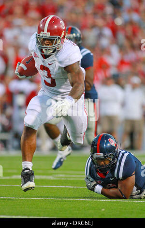 15. Oktober 2011 - Oxford, Mississippi, Vereinigte Staaten von Amerika - Alabama RB Trent Richardson (3) durchbricht der Bewältigung einer Ole Miss Verteidiger während Alabamas 52-7 Sieg über Ole Miss (Credit-Bild: © Hays Collins/Southcreek/ZUMAPRESS.com) Stockfoto