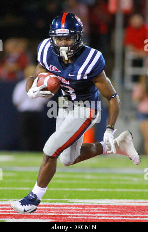 15. Oktober 2011 - Oxford, Mississippi, Vereinigte Staaten von Amerika - Ole Miss RB Jeff Scott (3) sucht ein Loch in Alabama ist 52-7 Sieg über Ole Miss (Credit-Bild: © Hays Collins/Southcreek/ZUMAPRESS.com) Stockfoto