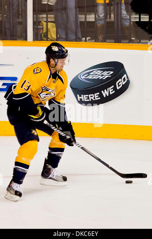 15. Oktober 2011 - Nashville, Tennessee, USA - Nashville Predators Zentrum Nick Spaling (13) vor dem Spiel Aufwärmen. Die New Jersey Devils besiegt den Nashville Predators 3-2 in einer Schießerei in der Bridgestone Arena in Nashville, TN (Credit-Bild: © Allan Wagner/Southcreek/ZUMAPRESS.com) Stockfoto