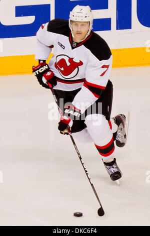 15. Oktober 2011 - Nashville, Tennessee, USA - New Jersey Devils Verteidiger Henrik Tallinder (7) Schlittschuhe mit dem Puck.  Die New Jersey Devils besiegt den Nashville Predators 3-2 in einer Schießerei in der Bridgestone Arena in Nashville, TN (Credit-Bild: © Allan Wagner/Southcreek/ZUMAPRESS.com) Stockfoto