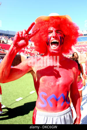 15. Oktober 2011 Jubel - Dallas, Texas, Vereinigte Staaten von Amerika - A Southern Methodist Mustangs Fan für ihre Mannschaft während des Spiels zwischen SMU Mustangs und UCF Knights im Ford Stadium in Dallas, Texas. SMU schlagen UCF 38-17. (Kredit-Bild: © Matt Pearce/Southcreek/ZUMAPRESS.com) Stockfoto