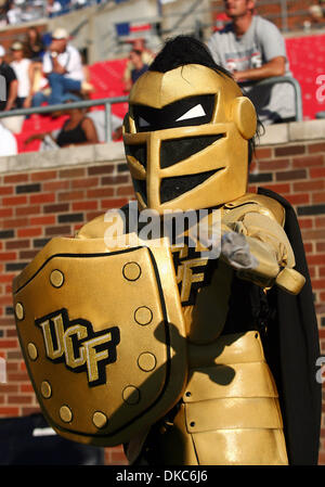 15. Oktober 2011 - Dallas, Texas, Vereinigte Staaten von Amerika - The UCF Knights Maskottchen zeigt seinen Geist während des Spiels zwischen SMU Mustangs und UCF Knights im Ford Stadium in Dallas, Texas. SMU schlagen UCF 38-17. (Kredit-Bild: © Matt Pearce/Southcreek/ZUMAPRESS.com) Stockfoto