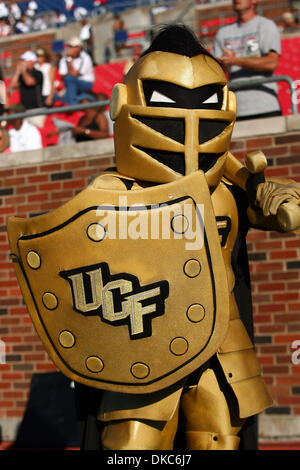 15. Oktober 2011 - Dallas, Texas, Vereinigte Staaten von Amerika - The UCF Knights Maskottchen zeigt seinen Geist während des Spiels zwischen SMU Mustangs und UCF Knights im Ford Stadium in Dallas, Texas. SMU schlagen UCF 38-17. (Kredit-Bild: © Matt Pearce/Southcreek/ZUMAPRESS.com) Stockfoto