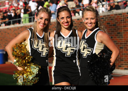 15. Oktober 2011 feuern ihre Mannschaft während des Spiels zwischen SMU Mustangs und UCF Knights im Ford Stadium in Dallas, Texas - Dallas, Texas, Vereinigte Staaten von Amerika - The UCF Knights Cheerleader. SMU schlagen UCF 38-17. (Kredit-Bild: © Matt Pearce/Southcreek/ZUMAPRESS.com) Stockfoto