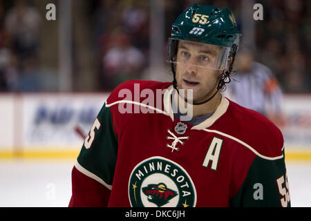 15. Oktober 2011 - St. Paul, Minnesota, USA - Minnesota Wild Verteidiger Nick Schultz (55) in das Eishockey-Spiel zwischen den Detroit Red Wings und die Minnesota Wild im Xcel Energy Center in St. Paul, Minnesota. Die Red Wings gewann das Spiel 3: 2 in der Overtime. (Kredit-Bild: © Steve Kotvis/Southcreek/ZUMAPRESS.com) Stockfoto