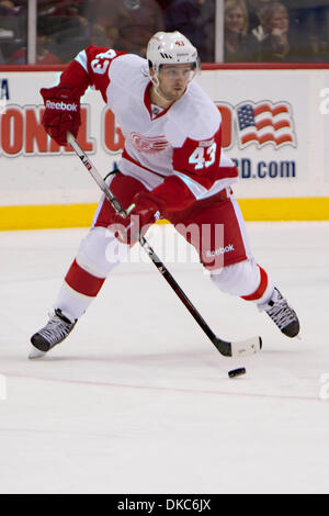 15. Oktober 2011 - St. Paul, Minnesota, USA - Detroit Red Wings zentrieren Darren Helm (43) Fortschritte den Puck in das Eishockey-Spiel zwischen den Detroit Red Wings und die Minnesota Wild im Xcel Energy Center in St. Paul, Minnesota. Die Red Wings gewann das Spiel 3: 2 in der Overtime. (Kredit-Bild: © Steve Kotvis/Southcreek/ZUMAPRESS.com) Stockfoto