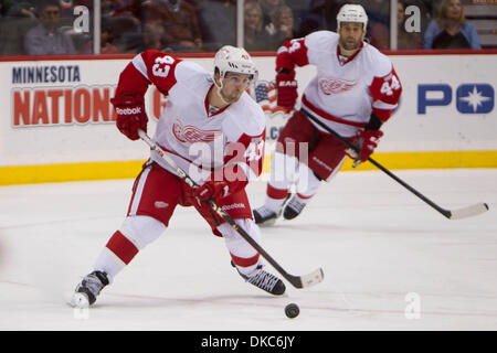 15. Oktober 2011 - St. Paul, Minnesota, USA - flankiert von seinem Teamkollegen Rechtsaußen Todd Bertuzzi (44), Detroit Red Wings-Zentrum, die Darren Helm (43) den Puck in das Eishockey-Spiel zwischen den Detroit Red Wings und die Minnesota Wild im Xcel Energy Center in St. Paul, Minnesota fördert. Die Red Wings gewann das Spiel 3: 2 in der Overtime. (Kredit-Bild: © Steve Kotvis/Southcreek/ZUMAPRESS.com) Stockfoto