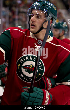 15. Oktober 2011 - St. Paul, Minnesota, USA - Minnesota Wild Verteidiger Marco Scandella (6) bei einem Timeout in der Eishockey-Spiel zwischen den Detroit Red Wings und die Minnesota Wild im Xcel Energy Center in St. Paul, Minnesota. Die Red Wings gewann das Spiel 3: 2 in der Overtime. (Kredit-Bild: © Steve Kotvis/Southcreek/ZUMAPRESS.com) Stockfoto