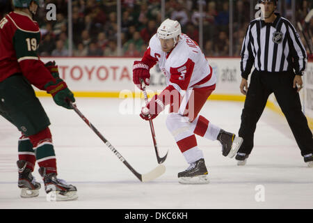 15. Oktober 2011 - übergibt St. Paul, Minnesota, USA - Detroit rot-Flügel Kapitän Verteidiger Nicklas Lindstrom (5) den Puck hinter Minnesota Wild Rechtsaußen Brett Bulmer (19) in das Eishockey-Spiel zwischen den Detroit Red Wings und die Minnesota Wild im Xcel Energy Center in St. Paul, Minnesota. Die Red Wings gewann das Spiel 3: 2 in der Overtime. (Kredit-Bild: © Steve Kotvis/Southcreek/ZUMAPRESS Stockfoto