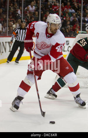 15. Oktober 2011 - St. Paul, Minnesota, USA - Detroit rot-Flügel Alt Hauptmann Linksaußen Henrik Zetterberg (40) steuert den Puck tief in die Zone in der Eishockey-Spiel zwischen den Detroit Red Wings und die Minnesota Wild im Xcel Energy Center in St. Paul, Minnesota. Die Red Wings gewann das Spiel 3: 2 in der Overtime. (Kredit-Bild: © Steve Kotvis/Southcreek/ZUMAPRESS.com) Stockfoto