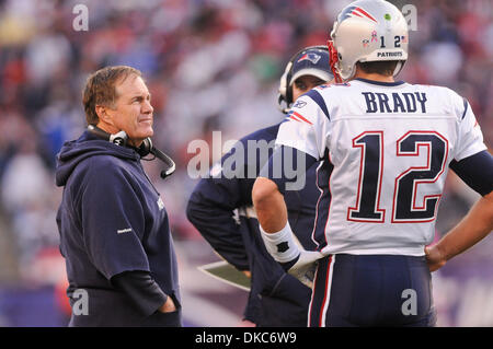 16. Oktober 2011 - Foxborough, Massachusetts, USA - New England Patriots Head Coach Bill Belichick und New England Patriots QB Tom Brady (12) sprechen während einer Überprüfung der Patrioten Touchdown in der ersten Hälfte. Die New England Patriots führt die Dallas Cowboys 13 - 10 in der Halbzeitpause im Gillette Stadium. (Bild Kredit: Geoff Bolte/Southcreek/ZUMAPRESS.com ©) Stockfoto