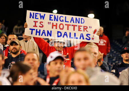 16. Oktober 2011 - Foxborough, Massachusetts, USA - A Ventilator hält ein Schild mit "New England"Hotter"als Dallas nach dem Finale Spiele zu spielen ist". Die New England Patriots besiegen die Dallas Cowboys 20 - 16 im Gillette Stadium. (Bild Kredit: Geoff Bolte/Southcreek/ZUMAPRESS.com ©) Stockfoto