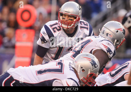 16. Oktober 2011 - Foxborough, Massachusetts, USA - New England Patriots QB Tom Brady (12) ändert das Spiel auf der Linie. Die New England Patriots besiegen die Dallas Cowboys 20 - 16 im Gillette Stadium. (Bild Kredit: Geoff Bolte/Southcreek/ZUMAPRESS.com ©) Stockfoto